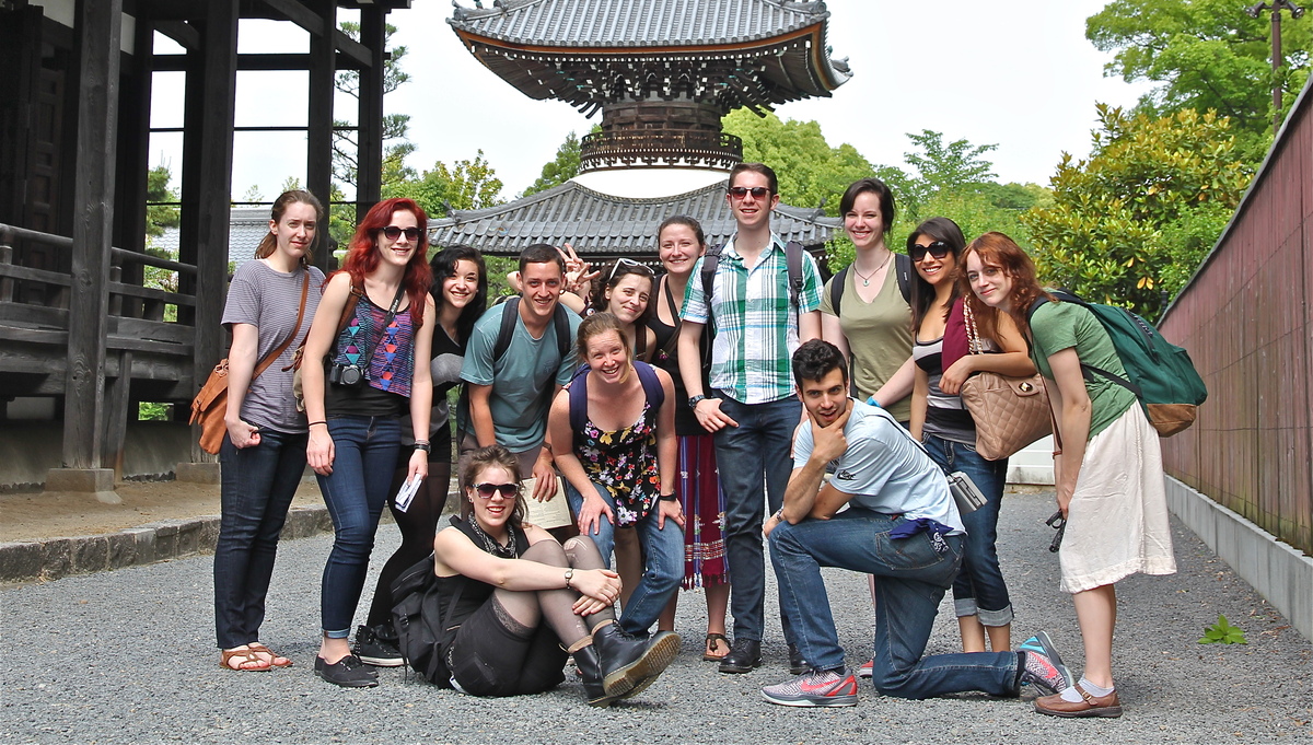 Travel course, students at Buddhist temple