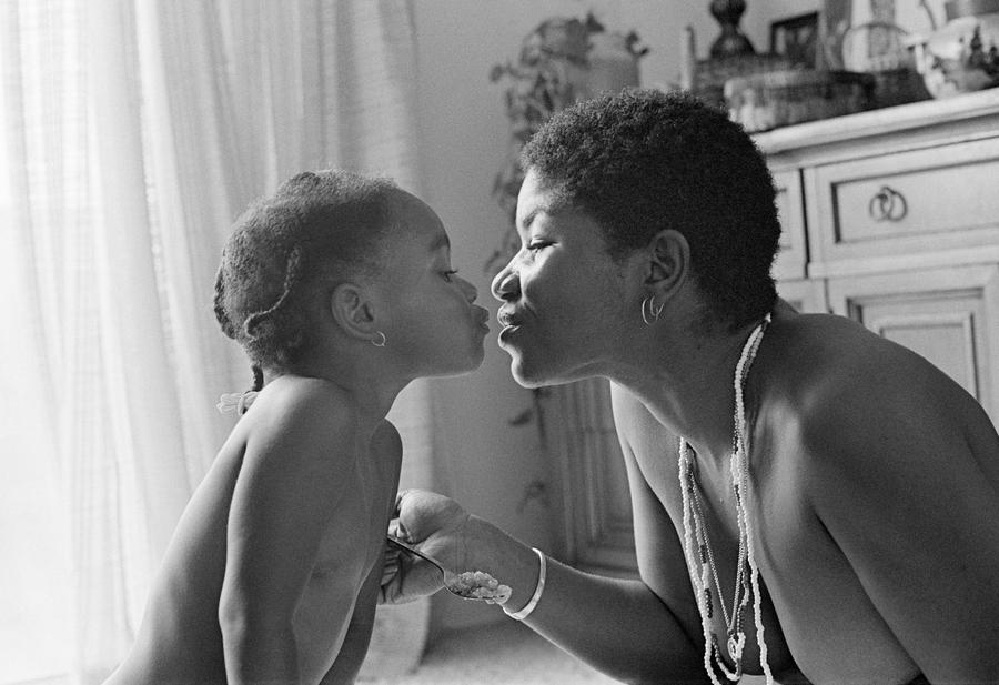 Joan E. Biren. Darquita with her daughter, 1990. Archival inkjet print. Courtesy the artist. Joan E. Biren. Darquita with her daughter, 1990. Archival inkjet print. Courtesy the artist.